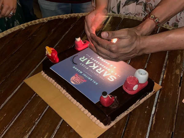 கேக் வெட்டியதிலும் கிளம்பிய சர்ச்சை