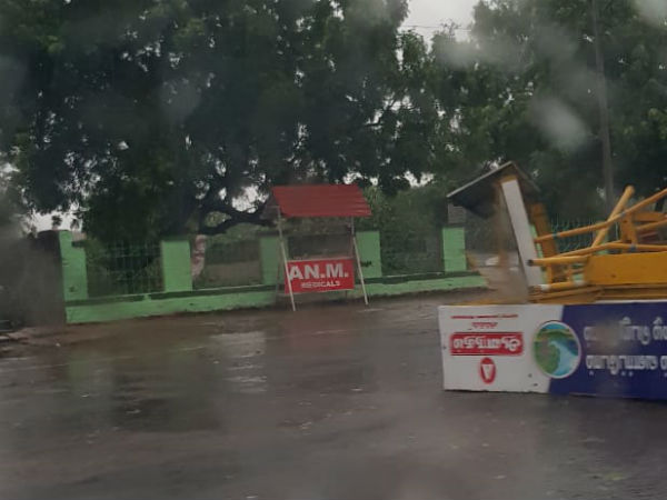பல இடங்களில் போக்குவரத்து பாதிப்பு