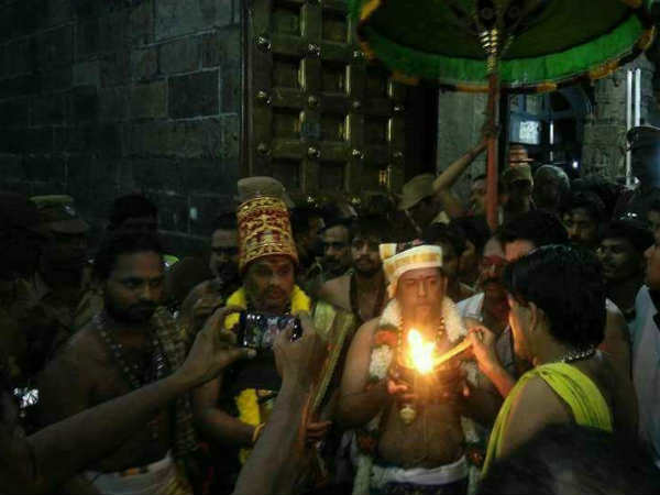 திருப்பரங்குன்றம் மலையில் தீபம்