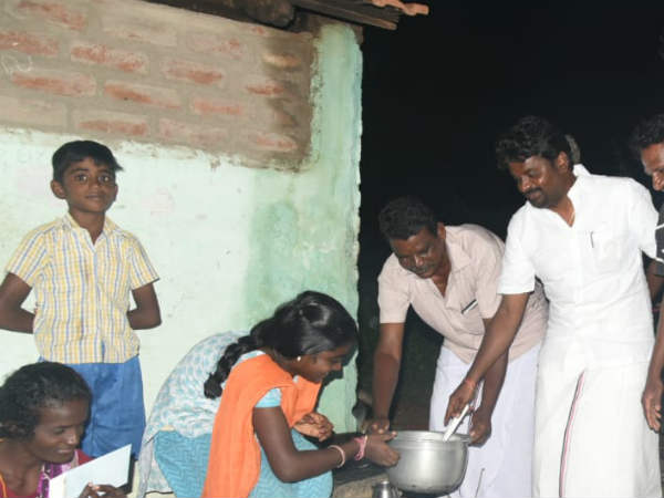 சப்பாத்தி தயாரித்த அமைச்சர்