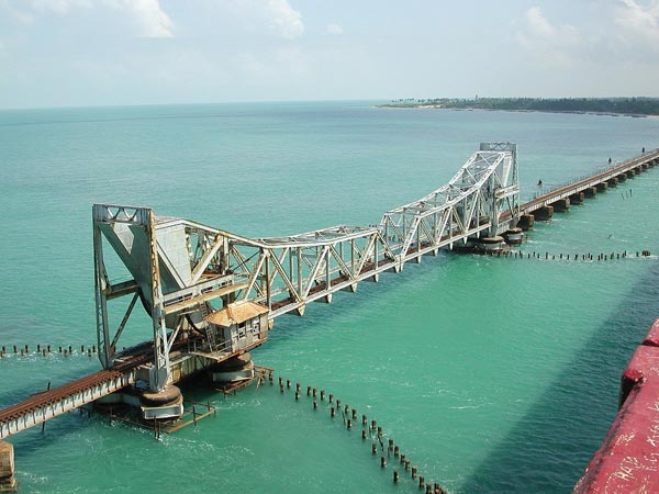 பாலத்தில் விரிசல்