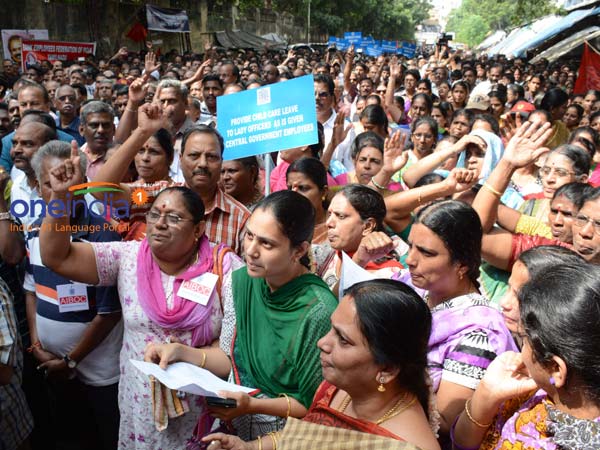 Unions Threaten Nationwide Strike on December 26 to Protest Merger of Banks Unions Threaten Nationwide Strike on December 26 to Protest Merger of Banks