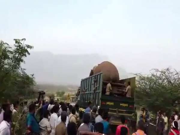 லாரியில் ஏற்றினர்