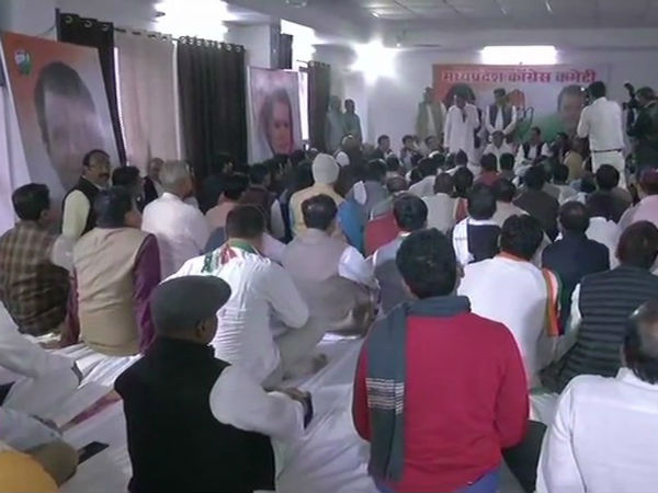 Madhya Pradesh Assembly Election: Congress holds a meeting to choose CM for the state Madhya Pradesh Assembly Election: Congress holds a meeting to choose CM for the state
