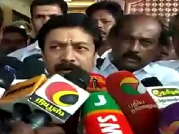 வாய் திறக்காமல்