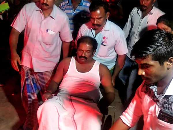 கேட்டை மூடினார்