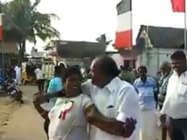 சிரித்தபடி டான்ஸ்