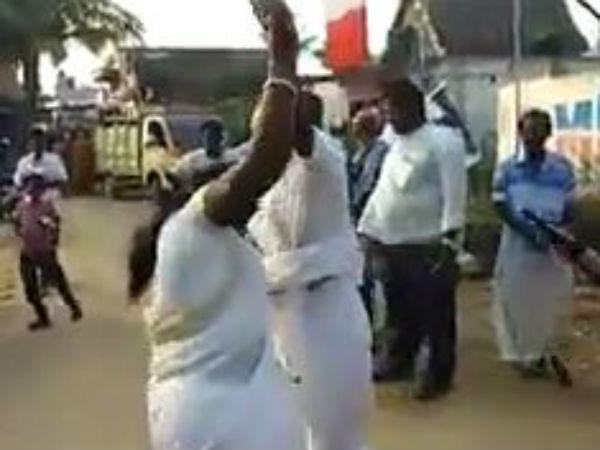 கை தட்டுகிறார்கள்