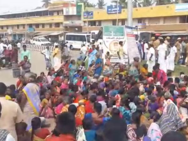 Farmers conduct rally with uprooted Coconut branches Farmers conduct rally with uprooted Coconut branches