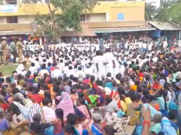 Farmers conduct rally with uprooted Coconut branches Farmers conduct rally with uprooted Coconut branches