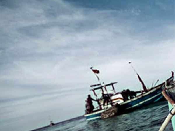 5 Sri Lankan fishermen arrested for fishing near Chennai border 5 Sri Lankan fishermen arrested for fishing near Chennai border