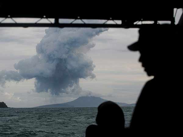 People are evacuated by tsunami panic in Indonesia People are evacuated by tsunami panic in Indonesia