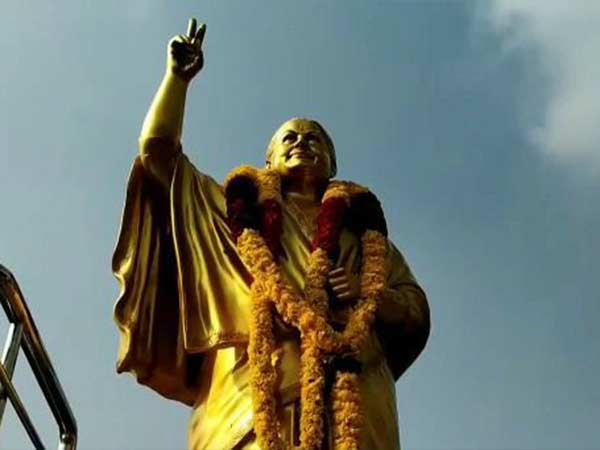 மின்னுகிறது சிலை