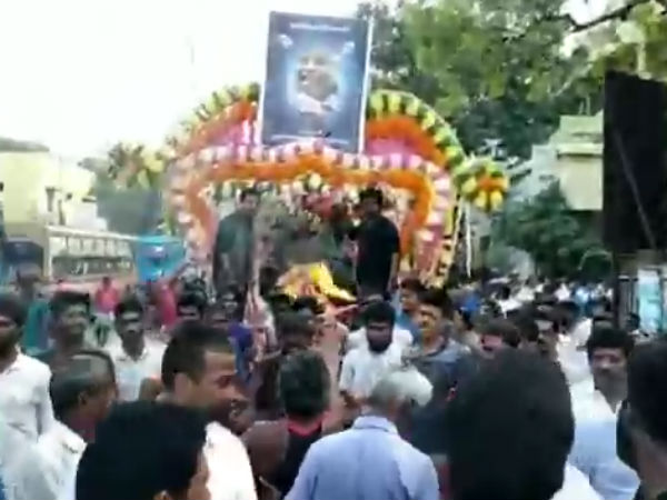 மாலைகளை தூவினர்