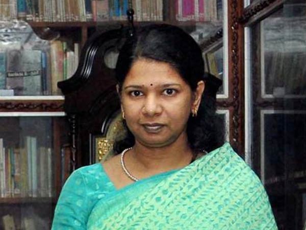 ஒதுங்கிய கனிமொழி