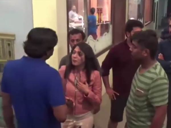 malayalam actress manchu savarkar fighting with lodge staffs malayalam actress manchu savarkar fighting with lodge staffs