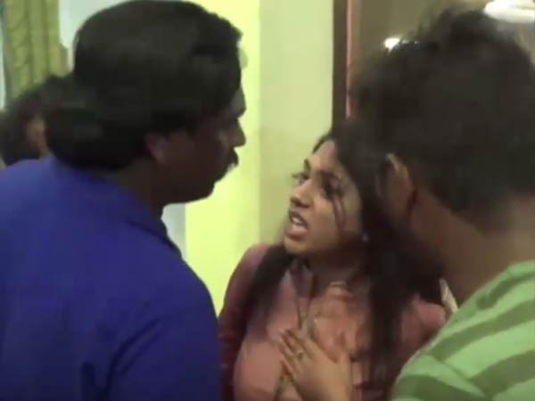 malayalam actress manchu savarkar fighting with lodge staffs malayalam actress manchu savarkar fighting with lodge staffs