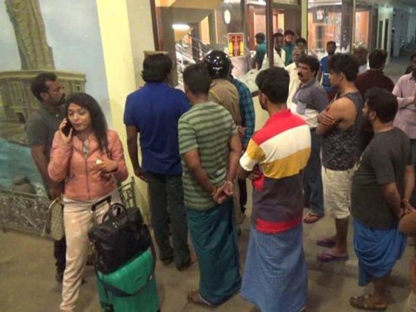 malayalam actress manchu savarkar fighting with lodge staffs malayalam actress manchu savarkar fighting with lodge staffs