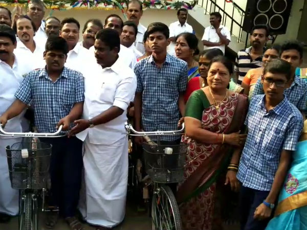 கையில் முத்தம்