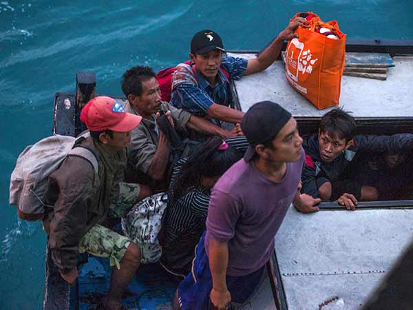 People are evacuated by tsunami panic in Indonesia People are evacuated by tsunami panic in Indonesia