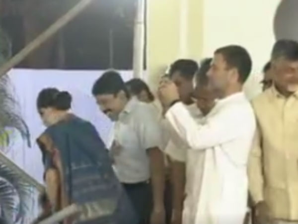 Rahul Gandhi clicked a photograph of Karunanidhi statue Rahul Gandhi clicked a photograph of Karunanidhi statue