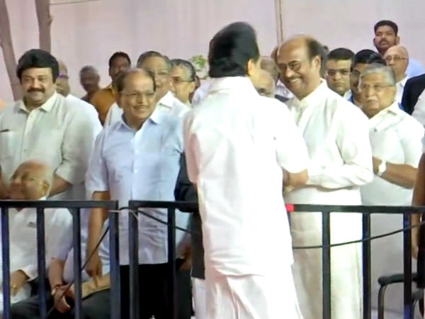 கைகுலுக்கி வரவேற்பு