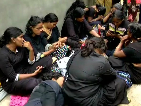 மலையேற முயன்ற இரு பெண்கள்.. டென்ஷனான பக்தர்கள்.. அப்பாச்சிமேட்டை சுற்றி அரண் போல் நின்று எதிர்ப்பு 