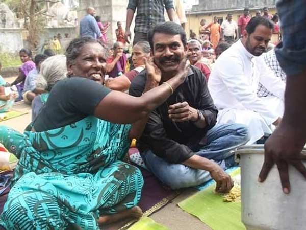 மக்களுடன் சாப்பிடுகிறேன்
