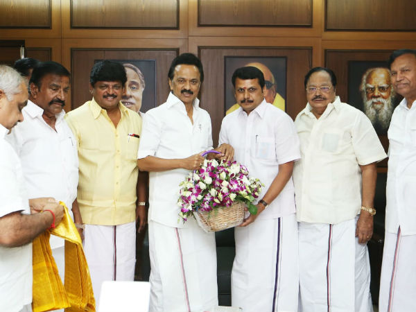 குழம்பி உள்ளார்
