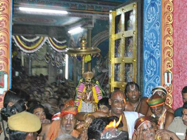 அலங்காரமாய் நம்பெருமாள்