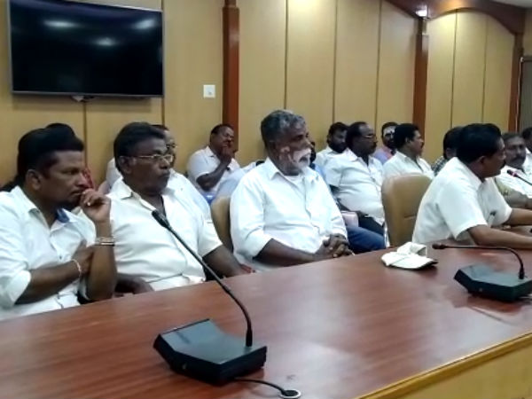 கலெக்டர் முன்னிலை