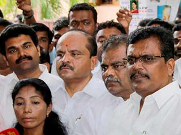 கட்சி கரைகிறதா?