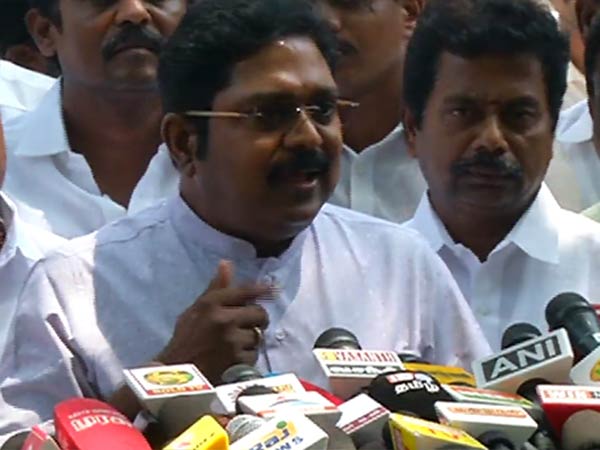 அதிமுகவை மீட்கும்