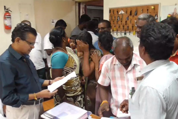 மாவட்ட ஆட்சியரிடம் மனு