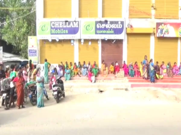 கடைக்கு குவிந்த பெண்கள்