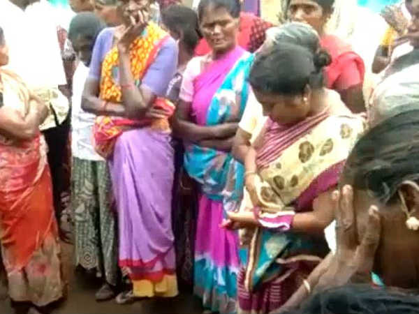 காலால் மிதித்தார்