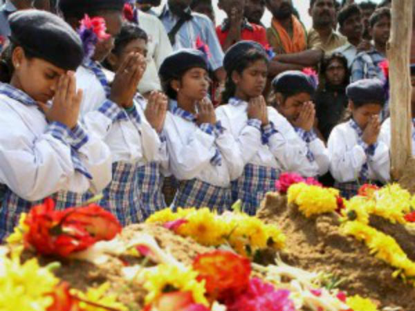 கல்லறையில் மலரஞ்சலி