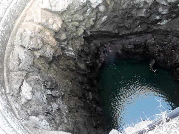 கிணற்றில் குதித்தனர்