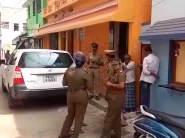 500 sovereign gold and 9 lakh rupees looted in a house near madurai 500 sovereign gold and 9 lakh rupees looted in a house near madurai