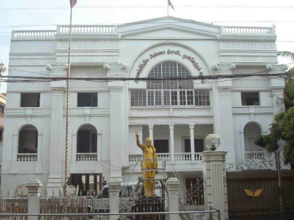கொழுந்து விட்டு எரிகிறது