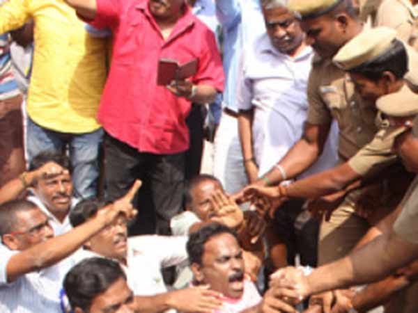 Police arrest Government employees who join in agitation Police arrest Government employees who join in agitation