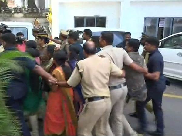 சபரிமலைக்குள் பெண்கள் நுழைந்ததற்கு எதிர்ப்பு.. கேரளாவில் பாஜகவினர் போராட்டம்.. போலீஸ் குவிப்பு! 