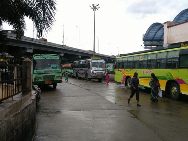 பேருந்துகள் நிறுத்தம்