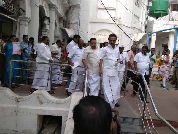 உற்று கவனித்தார்