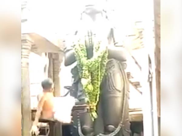 Namakkal Anjaneyar temple priest fall from 8 feet stage Namakkal Anjaneyar temple priest fall from 8 feet stage