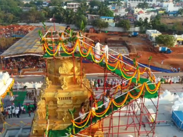மாட வீதிகளுடன்
