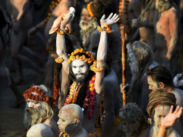 தீபம் ஏற்றுகிறார்கள்