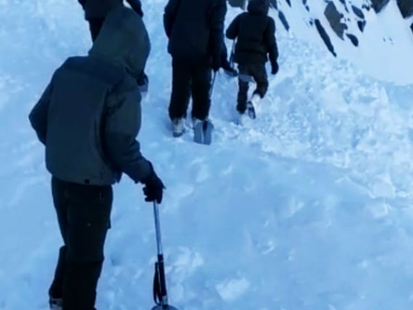 Ladakh avalanche hit: 10 trapped, 1 feared to death, Rescue operation on Ladakh avalanche hit: 10 trapped, 1 feared to death, Rescue operation on