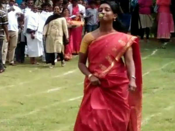 கைதட்டி ஆரவாரம்