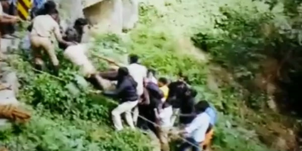 கயிறு கட்டி இழுத்தனர்
